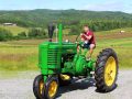 Hakans-barnbarn-Malte-tar-en-runda-med-John-Deere-scaled