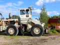 Rickard-posserar-framfor-den-imponerande-IH-Hough-Pay-Loader-120-som-har-tjanstgjort-vid-ett-sagverk