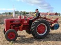 Bertil-Andersson-Traktorklubben-Dotorp-tavlade-med-favoritekipaget-IH-B-275-och-IH-S203H-plog